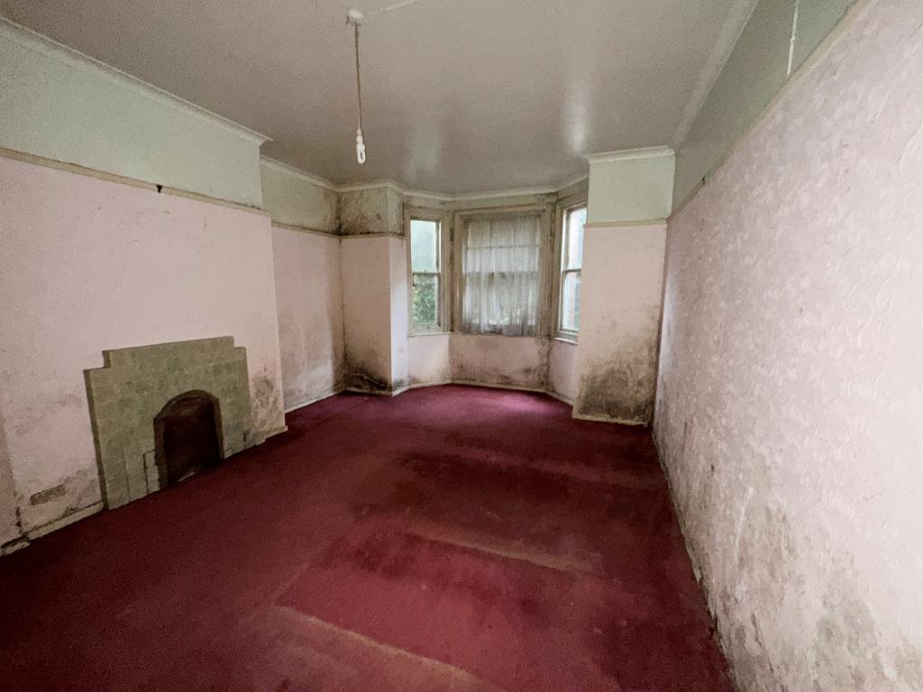 Lot: 149 - GARDEN FLAT FOR REPAIR AND REFURBISHMENT - Main Bedroom with Bay Window over garden